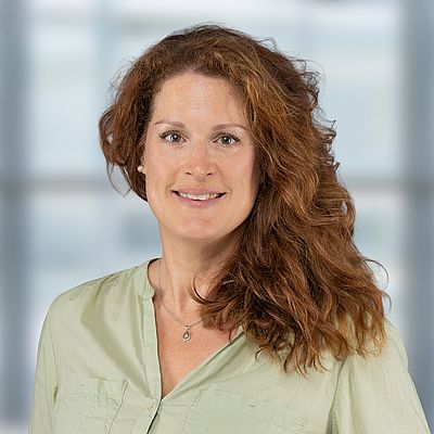Das Bild zeigt ein Porträt von Claudia Kosar