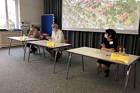 Klinikvertreter auf dem Podium