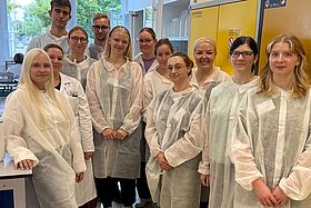 Das Bild zeigt die Auszubildenden im Labor.