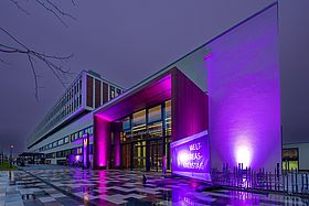 Das Bild zeigt das Klinikum in Lila