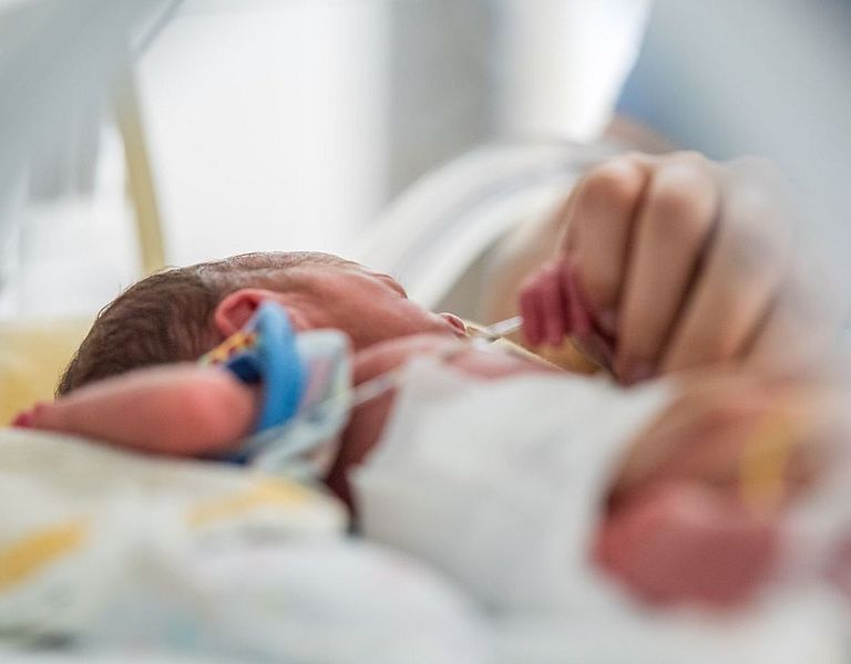 Der Kontakt zwischen Frühchen und Eltern ist sehr wichtig