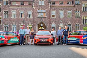 Das Bild zeigt die Übergabe der ersten E-Autos an Pflegekräfte des Ad-hoc-Teams