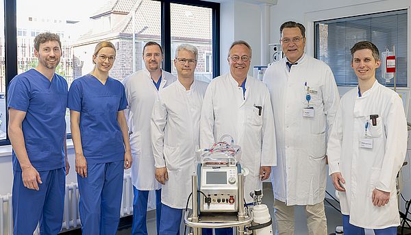 Das Bild zeit ein Gruppenfoto des Ärztlichen Teams des ECMO-Zentrums.