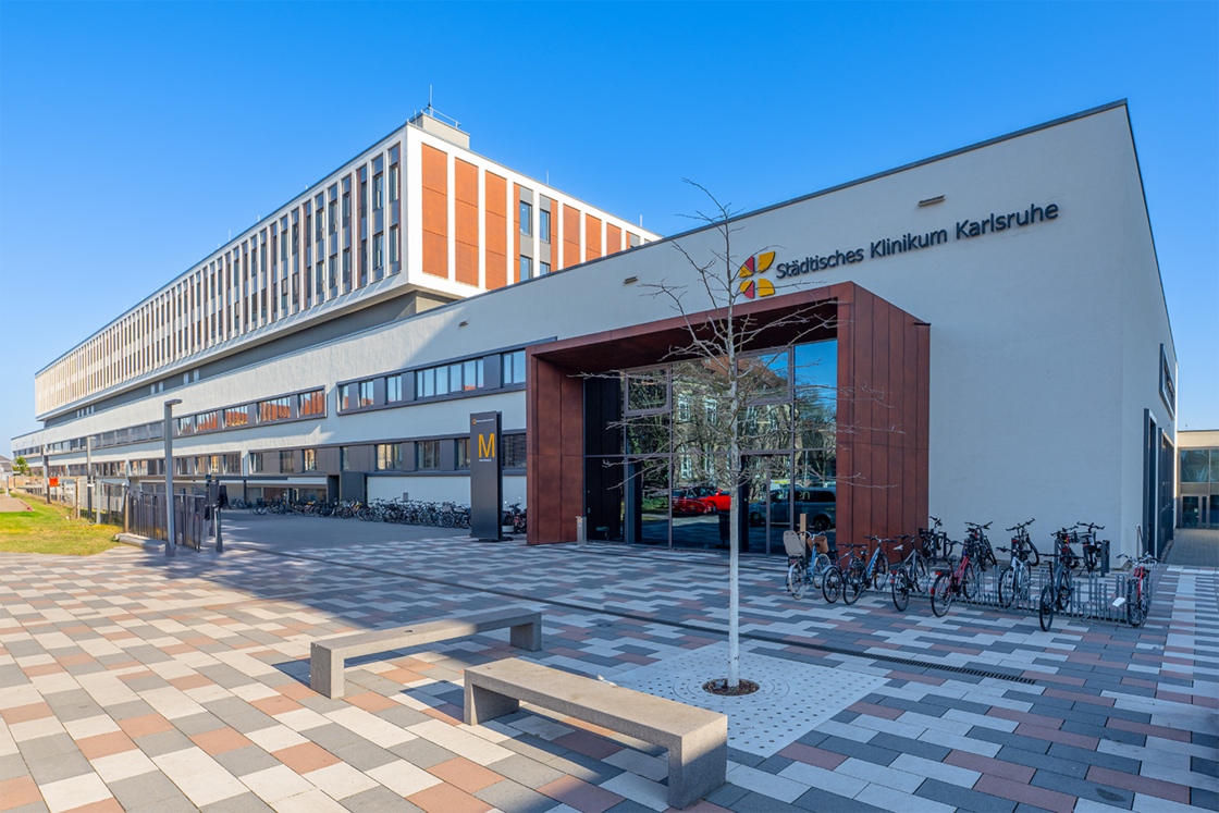 Da Bild zeigt den Zentraleingang von Haus M des Städtischen Klinikums Karlsruhe.