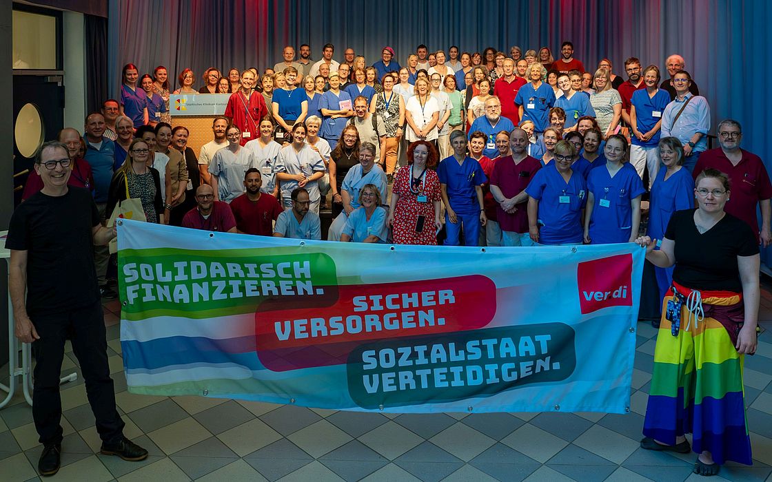 Das Bild zeigt die Mitarbeiterinnen und Mitarbeiter sowie Vertreter von ver.di bei der Veranstaltung.