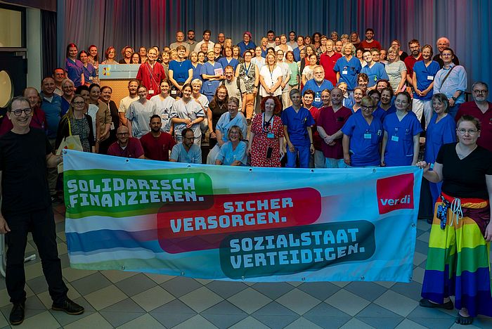 Das Bild zeigt die Mitarbeiterinnen und Mitarbeiter sowie Vertreter von ver.di bei der Veranstaltung.