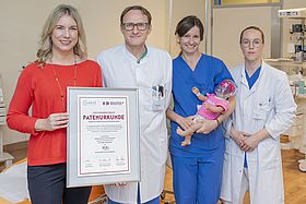 Das Bild zeigt Center Managerin Anne Klausmann, Klinikdirektor Prof. Dr. Andreas Müller, Hebamme Jana Webecke, Fachärztin Dr. Jana Nagel (v.l.n.r.)