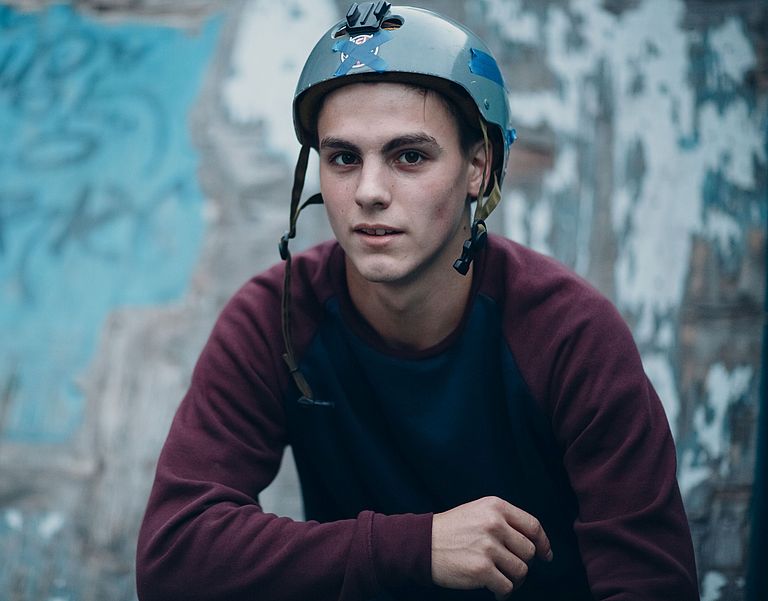 Das Bild zeigt einen jungen BMX-Fahrer in Nahaufnahme.