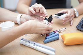 Das Bild zeigt ein Beratungsgespräch zu Diabetes
