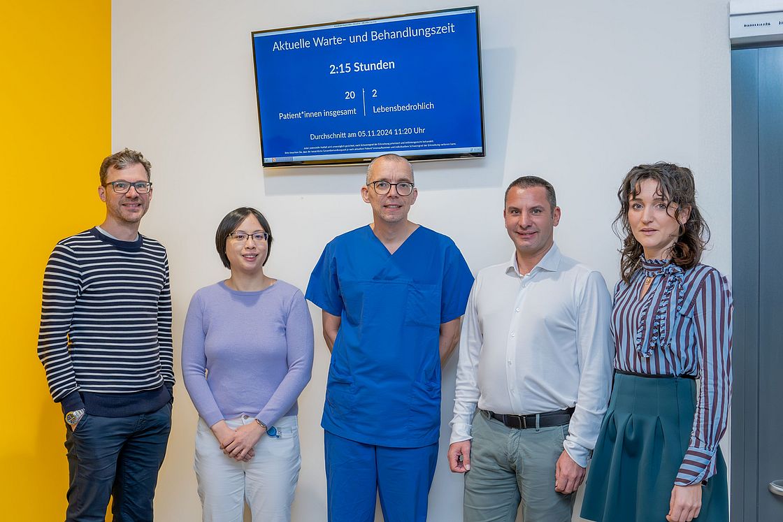 Das Bild zeigt einen Teil des Projektteams vor dem Monitor (v.l.n.r. Oliver Stilz, Susanne Tran, Dr. Fabian Meisel, Marcus Schumacher und Marisa Ries).