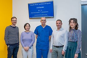 Das Bild zeigt einen Teil des Projektteams vor dem Monitor (v.l.n.r. Oliver Stilz, Susanne Tran, Dr. Fabian Meisel, Marcus Schumacher und Marisa Ries).