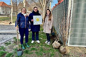 Das Bild zeigt die AWO-Sachgebietsleitung Brigitte Rausch (links), die stellvertretende Kita-Leiterin Cindy Kern (rechts) und Sven Brändle, Leiter der Fielmann-Niederlassung Karlsruhe (Mitte)