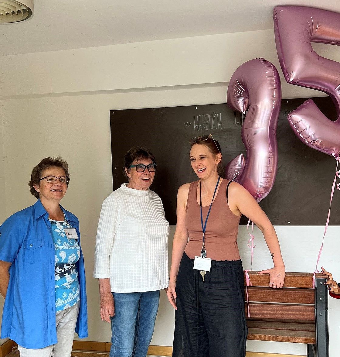 Das Bild zeigt Uschi Franz, Doris Vogel und Sozialarbeiterin Anne Raupp, verantwortlich für den Freitagsclub (v.l.).