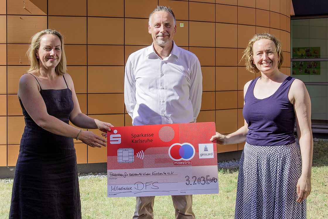 Das Bild zeigt Nicole Verreman, Thomas Wolff und Jana Hieke mit einem Spendencheck.