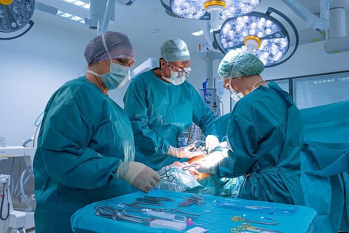 Das Bild zeigt das Ärzteteam bei der Operation.
