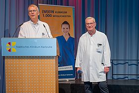 Das Bild zeigt das neue Leitungsduo auf der Bühne.