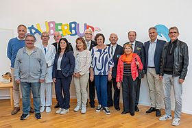 Zur symbolischen Spendenübergabe waren u.a. Thomas Wolff (li.), Dr. Alfred Leipold (3.v.l.), Elke Winay (5.v.l.), Margarete Höfele (5.v.r.), Markus Heming (2.v.r.) und Ralf Kraut (re.) gekommen.