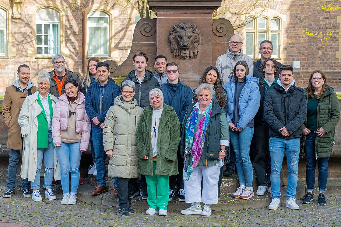 Das Bild zeigt die Pädagog*innen und Auszubildenden der Ausbildung zum Medizinischen Technologen für Radiologie (MTR)