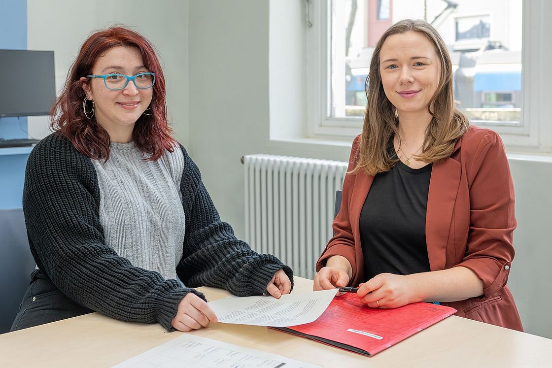 Das Bild zeigt Andrea Klug (l.) und Katharina Mähr im Gespräch