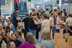 Das Bild zeigt das viele Menschen im Veranstaltungszentrum.