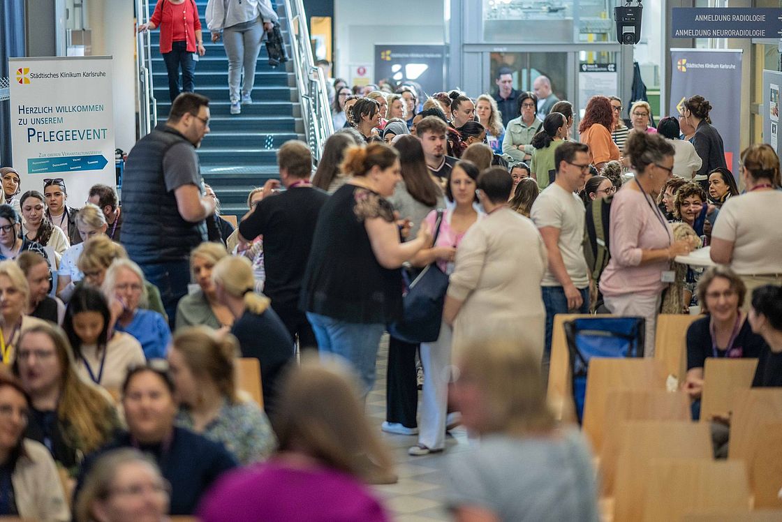 Das Bild zeigt das viele Menschen im Veranstaltungszentrum.