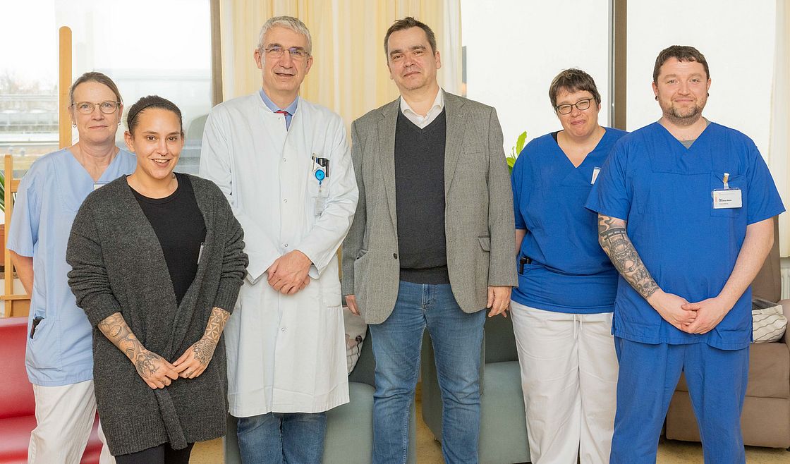 Das Bild zeigt Jürgen Schenck beim Besuch der Palliativstation