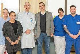 Das Bild zeigt Jürgen Schenck beim Besuch der Palliativstation