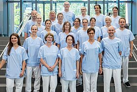 Das Bild zeigt das Team der Physiotherapie um Abteilungsleiter Mike Edelenbos (rechts unten)