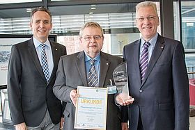 Josef Hug wird zum Pflegemanager des Jahres ernannt. Im Bild v.l.n.r.: Markus Heming, Josef Hug, Prof. Dr. Hans-Jürgen Hennes