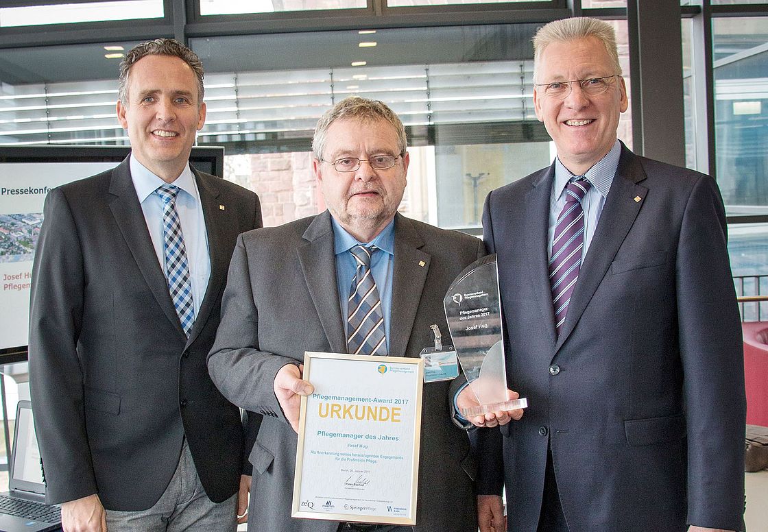 Josef Hug wird zum Pflegemanager des Jahres ernannt. Im Bild v.l.n.r.: Markus Heming, Josef Hug, Prof. Dr. Hans-Jürgen Hennes