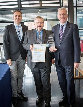 Josef Hug wird zum Pflegemanager des Jahres ernannt. Im Bild v.l.n.r.: Markus Heming, Josef Hug, Prof. Dr. Hans-Jürgen Hennes