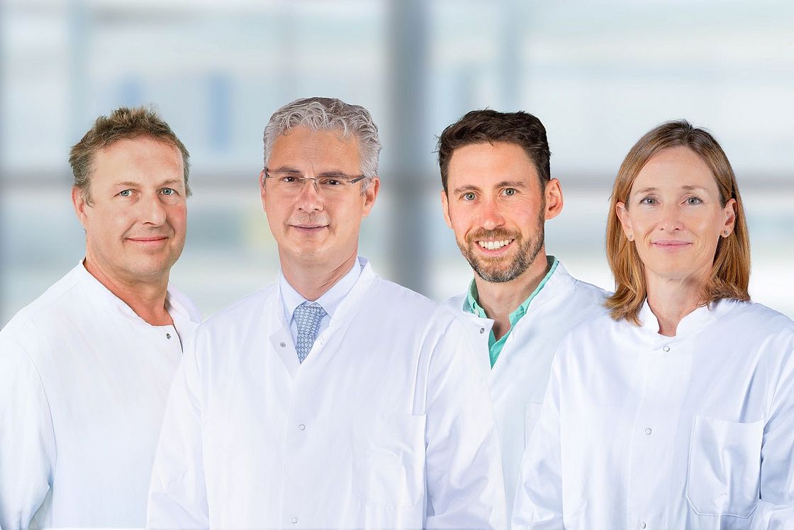 Das Bild zeigt die Referenten Dr. Matthias Merkel, Prof. Julian Widder, Dr. Jonas Neuser und Dr. Simone Weldi (v.l.n.r.)
