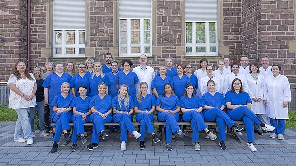 Das Bild zeigt ein Gruppenbild des Teams des Pathologischen Instituts
