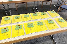 Examensurkunden und Glückwünsche für die 12 frisch gebackene Fachpfleger*innen für Notfallpflege