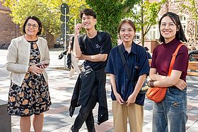 Das Bild zeigt Pflegedirektorin Elvira Schneider im Gespräch mit den Auszubildenden
