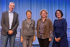 Das Bild zeigt Peter Kohm (Geschäftsführer der Paritätischen Sozialdienste), Bettina Lisbach, Prof. Katja Lindel (Direktorin der Klinik für Radioonkologie und Strahlentherapie) und Elvira Schneider beim Jahrestreffen der Selbsthilfegruppen (v.l.n.r.)