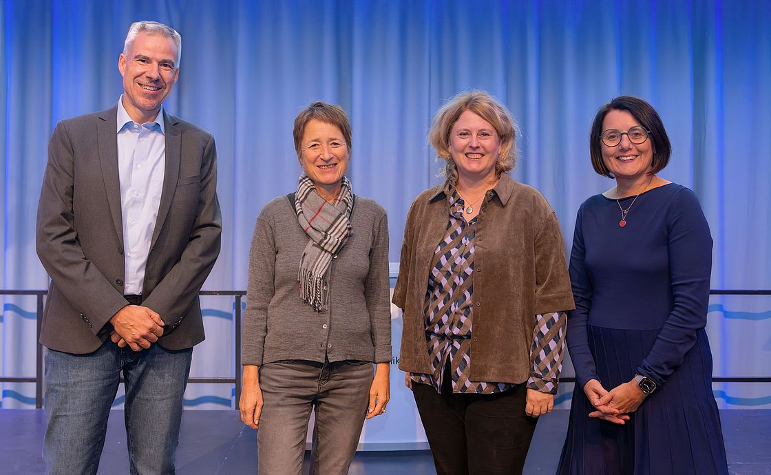 Das Bild zeigt Peter Kohm (Geschäftsführer der Paritätischen Sozialdienste), Bettina Lisbach, Prof. Katja Lindel (Direktorin der Klinik für Radioonkologie und Strahlentherapie) und Elvira Schneider beim Jahrestreffen der Selbsthilfegruppen (v.l.n.r.)