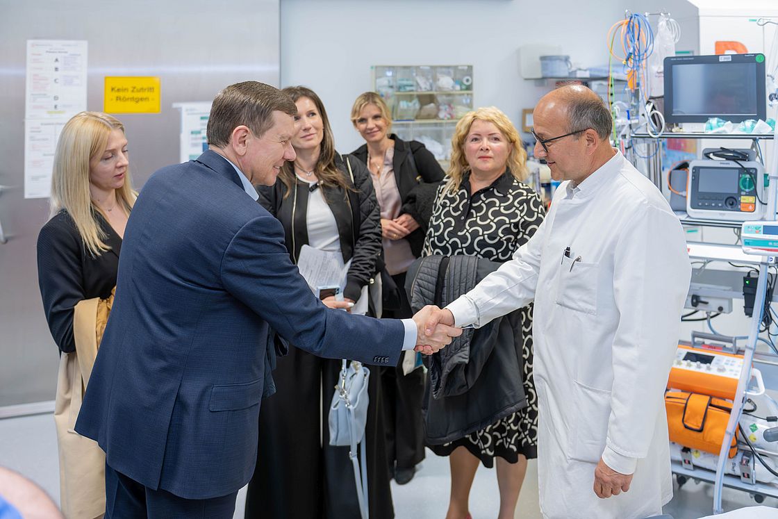 Prof. Dr. Christof Müller begrüßt die Delegation um Oberbürgermeister Serhii Morhunov in der umgebauten Zentralen Notaufnahme.