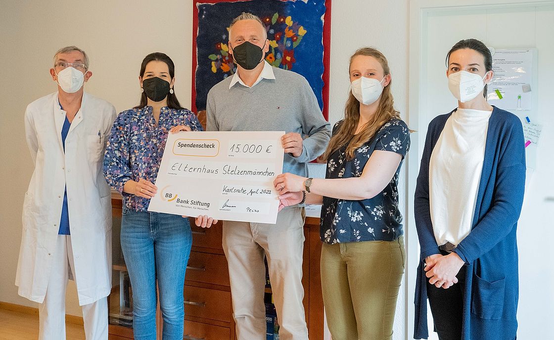 v.l.n.r.: Dr. Alfred Leipold, Jule Jantzer, Thomas Wolff, Julia Saile, Eva Sürgün bei der Spendenübergabe im Elternhaus des Fördervereins für krebskranke Kinder Karlsruhe e.V.