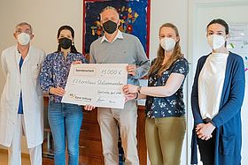v.l.n.r.: Dr. Alfred Leipold, Jule Jantzer, Thomas Wolff, Julia Saile, Eva Sürgün bei der Spendenübergabe im Elternhaus des Fördervereins für krebskranke Kinder Karlsruhe e.V.