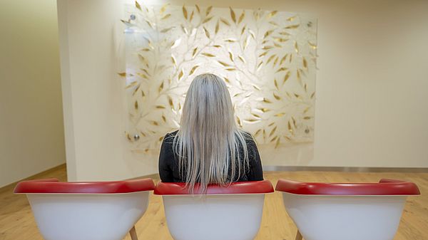 Eine Besucherin im Raum der Stille.