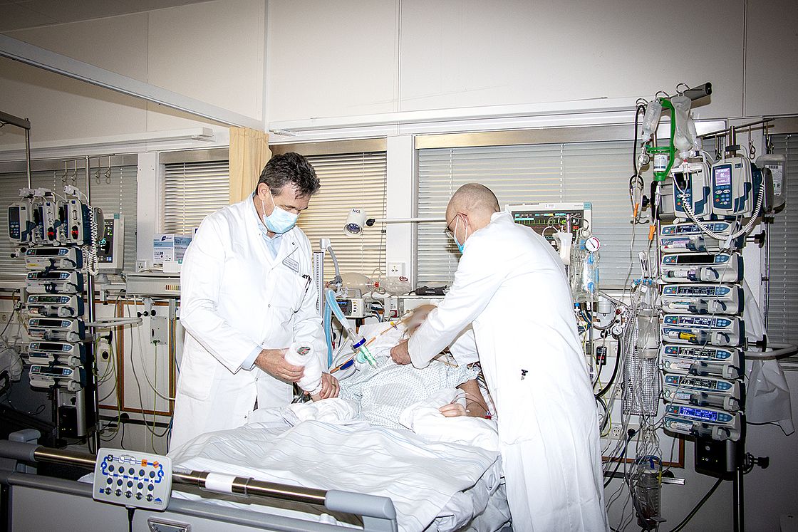 Prof. Uwe Spetzger und Prof. Georg Gahn bei der gemeinsamen Behandlung eines neurologischen Patienten