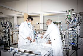 Prof. Uwe Spetzger und Prof. Georg Gahn bei der gemeinsamen Behandlung eines neurologischen Patienten