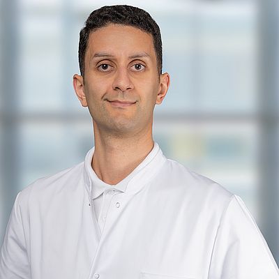 Das Bild zeigt ein Porträt von John Adel