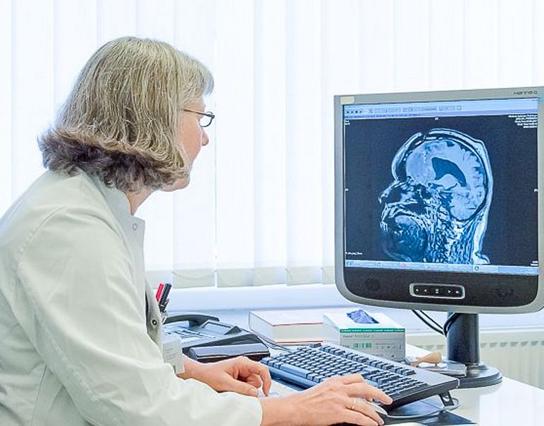 Das Bild zeigt ein Ärzteteam Gespräch bei der Diagnose am PC