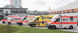 Das Bild zeigt mehrere Rettungswagen vor der Zentralen Notaufnahme