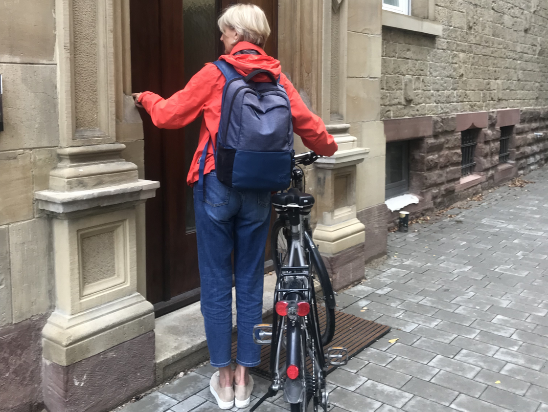 Helga Ullrich bei einem Hausbesuch im Rahmen von StaeB