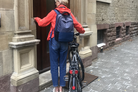 Helga Ullrich bei einem Hausbesuch im Rahmen von StaeB