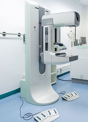 Das Bild zeigt ein Mammografiegerät