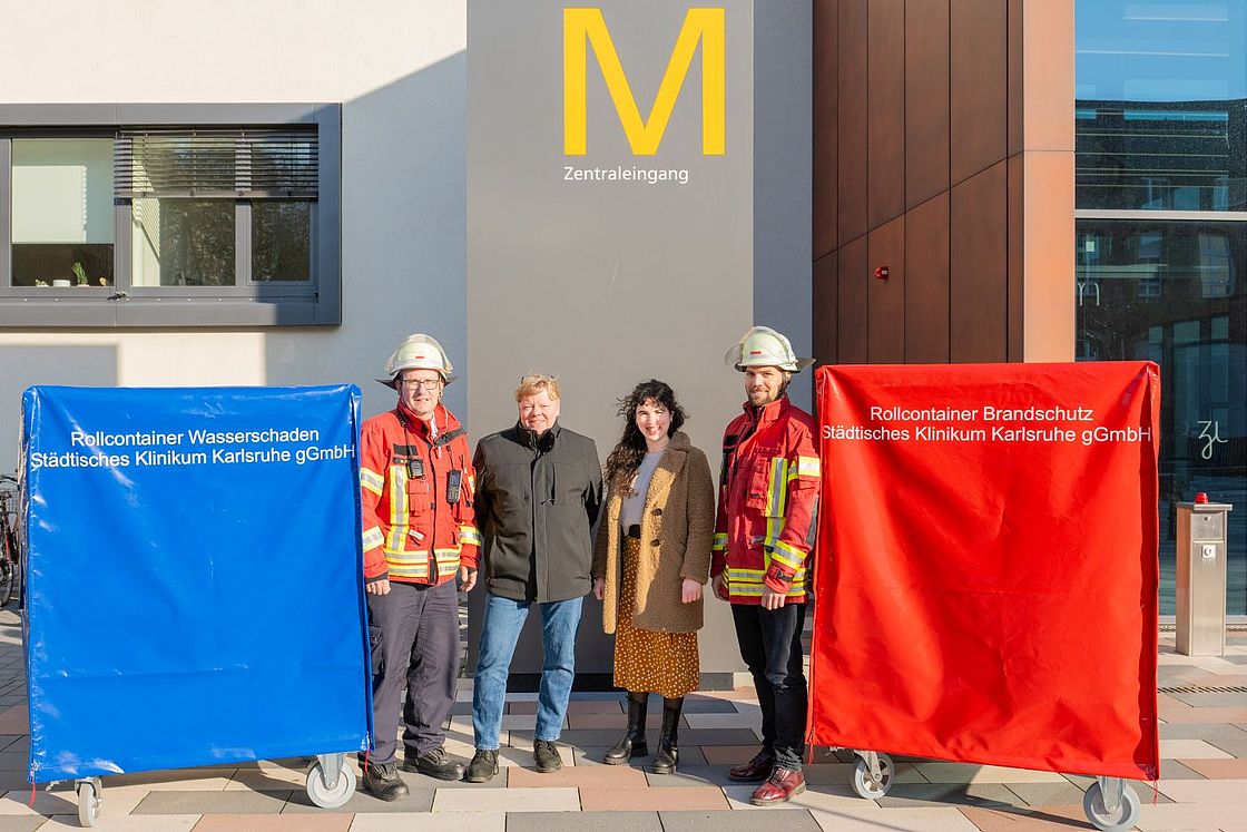 Das Bild zeigt Michael Zorn, Steffen Mross (Bastian Feuerwehrtechnik), Susanne Kohler und Julian Karcher bei der Übergabe der Rollcontainer